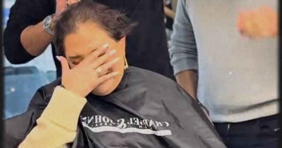 دموع الحزن أصبحت دموع الفرح.. مصفف الشعر اللبنانى يفاجئ مريضة الكانسر.. فيديو