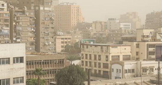 رياح قوية مثيرة للرمال والأتربة تغطى سماء القاهرة والجيزة