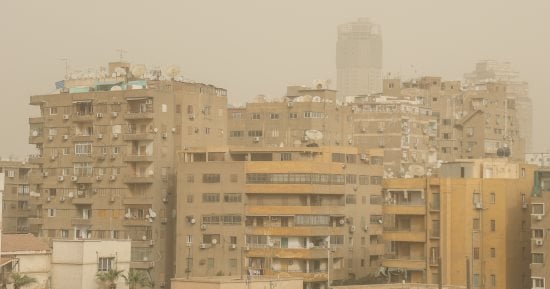 رياح مثيرة للرمال والأتربة بسماء القاهرة والمحافظات ونصائح لكبار السن.. صور 