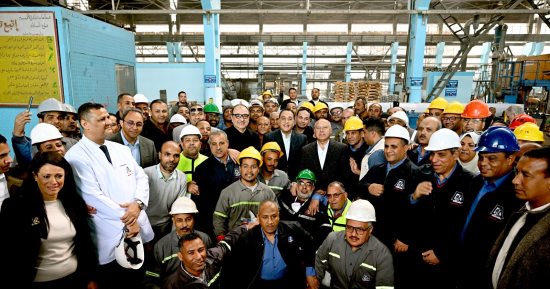 رئيس الوزراء يتفقد خط الإنتاج الجديد لـ السلك بشركة مصر للألومنيوم