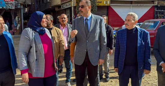 محافظ سوهاج يحيل مسؤول النظافة بحى شرق للتحقيق ويوجه بتحرير محاضر للمحال التجارية غير الملتزمة
