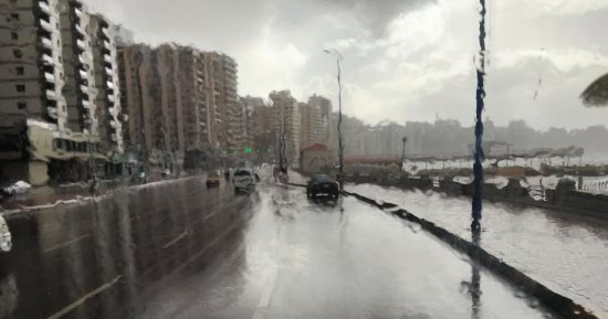 نوة الفيضة الكبرى مستمرة بالإسكندرية.. عودة التقلبات الجوية الحادة.. رياح شديدة بسرعة 70 كم/ الساعة.. ارتفاع الأمواج يصل لـ 5.5 متر.. وأمطار متفاوتة الشدة على مناطق متفرقة وتحذيرات من البرق والرعد ليلا