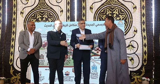 سكن كريم لمتضررى السيول بالصف.. محافظ الجيزة يسلم عقود وحدات إسكان الديسمى