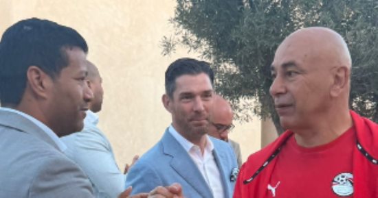 موظفو فندق الإقامة يودعون منتخب مصر بممر شرفى قبل التوجه إلى طنجة.. فيديو وصور
