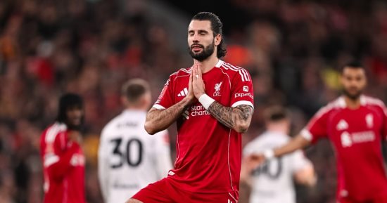 احتفال محمد صلاح يحضر في الشوط الأول من مباراة ليفربول ضد بارنسلي