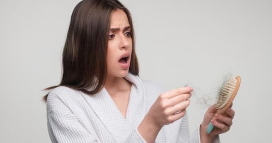 تساقط الشعر عند النساء.. الأسباب الخفية من الهرمونات للجينات