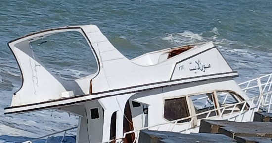 شحوط مركب صغير على كورنيش الإسكندرية بسبب الرياح الشديدة .. فيديو وصور