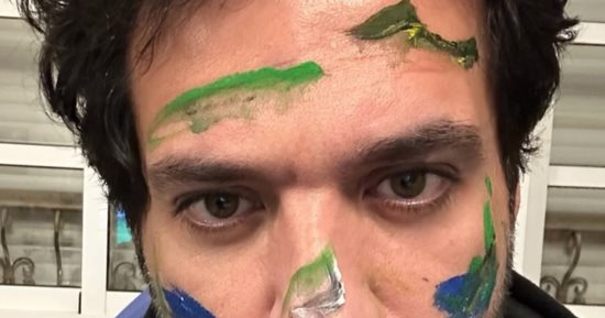 حسن الرداد ينشر صورة لإبدعات ابنه فادى فى الرسم على وجهه
