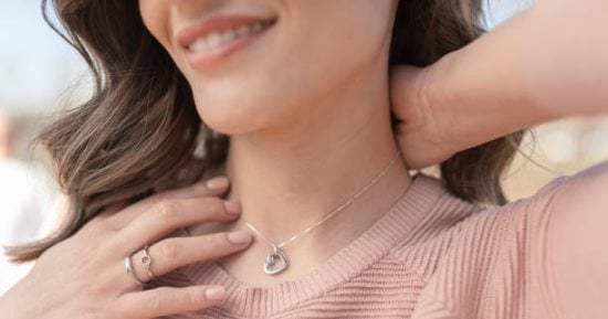 4 أبراج نساؤها تعشق قطع الإكسسوارات الناعمة.. مثل برج الحوت