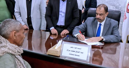 محافظ سوهاج يستمع إلى مطالب وشكاوى المواطنين فى اللقاء الجماهيرى