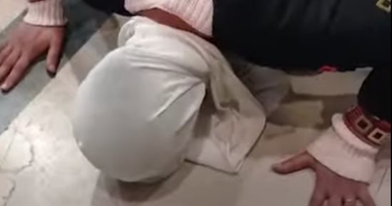 لحظة سجود والدة فتاة بلبيس المعـتدى عليها بعد إحالة المتهم للمفتى (فيديو)