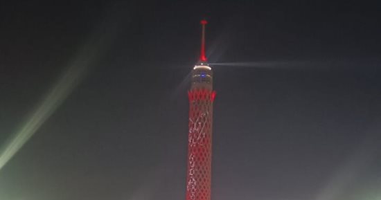 برج القاهرة يضىء بلون تيشرت منتخب مصر دعما للفراعنة فى مواجهة السنغال