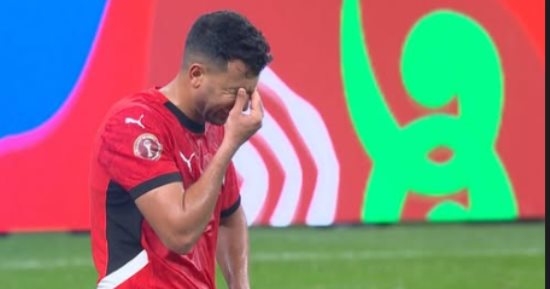 الحزن يسيطر على لاعبى المنتخب المصرى عقب الخسارة أمام السنغال.. صور 