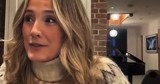 مذيعة تتعرض لموقف محرج على الهواء لظهور زوجها وهو يزحف.. فيديو