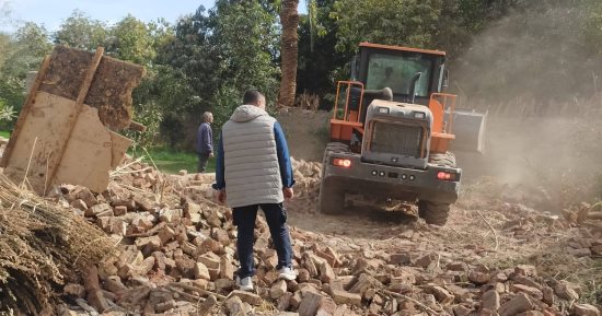 سكرتير مساعد الأقصر يقود حملات إزالة تعديات فى أرمنت والزينية.. صور