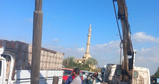 اصطدام سيارة نقل بعامود إنارة على طريق بنها كفر شكر