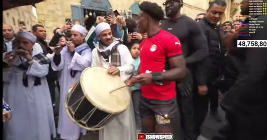 سبيد يشارك فرقة مصرية عروض التنورة والطبلة فى قلب القاهرة.. صور