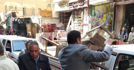 حملة مكبرة لرفع الاشغالات بشارع الثورة بمركز طما فى سوهاج