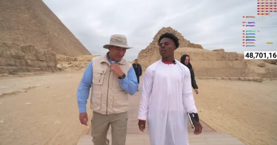 مصر تتصدر منصات العالم.. اليوتيوبر الأمريكي يرفع علم البلاد فى مشاهد تاريخية من الأهرامات.. سبيد يظهر بقميص المنتخب فى بث دولى يحظى بتفاعل واسع.. مغامرة استثنائية رقمية نادرة تضع الأهرامات فى صدارة التريند