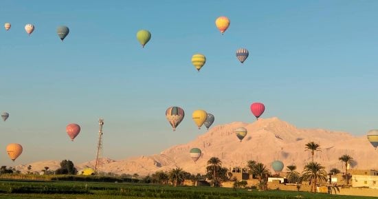 عودة رحلات البالون الطائر تزين سماء الأقصر  