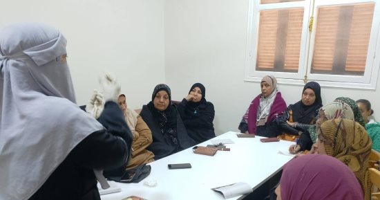 تدريبات لسيدات إسنا على طرق تجفيف الطماطم والبصل والثوم فى المنزل.. صور