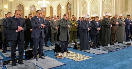 الرئيس السيسي يؤدى صلاة الفجر بمسجد العزيز الحكيم بالمقطم إيذانا بافتتاحه.. صور