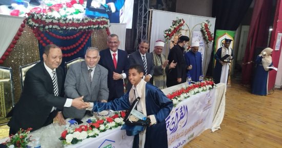 تكريم 72 من حفظة القرآن فى مسابقة خلال حفل دينى بأسوان.. صور