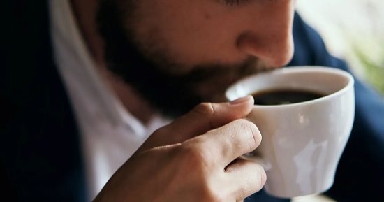 دراسة جديدة: 4 أكواب من القهوة يوميا تنقى البشرة وتمنحك مظهرًا أصغر سنًا