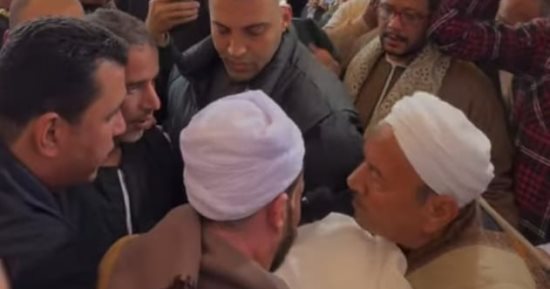الصلح خير.. انتهاء خصومة بين عائلتين بتقديم الكفن في الصف.. صور