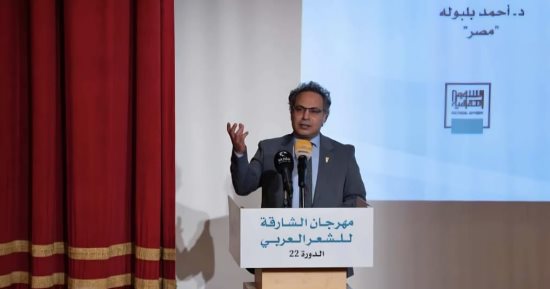 رئيس جامعة القاهرة يهنئ الدكتور أحمد بلبولة عميد كلية دار العلوم لتكريمه بمهرجان الشارقة للشعر العربى