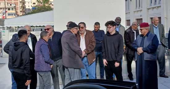أسرة الراحل طاهر القويرى صاحب بسكويت الشمعدان تصل مسجد المواساة لصلاة الجنازة