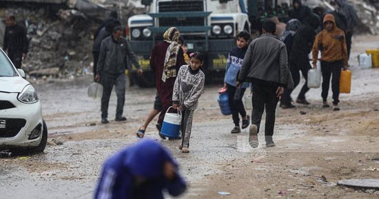 غزة تحت المطر.. معاناة يومية للنازحين وسط الدمار ونقص مقومات الحياة