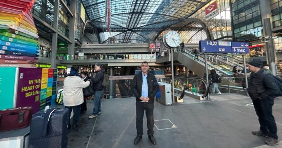 تحفة معمارية صممها المهندس هاني عازر .. محطة قطارات برلين تستقبل 1200 قطار يوميا 