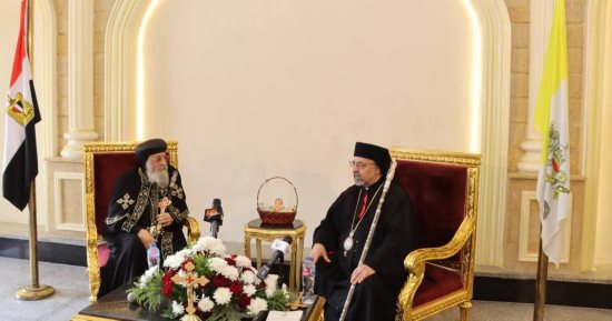 بطريرك الأقباط الكاثوليك يطمئن هاتفيًا على صحة البابا تواضروس الثانى