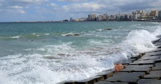 طقس الإسكندرية اليوم.. انخفاض في درجات الحرارة ورياح نشطة.. فيديو