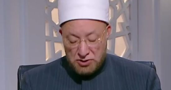 هل على الزوجة ذنب إذا ترك زوجها الصلاة عند الخلافات الزوجية؟ أمين الفتوى يجيب
