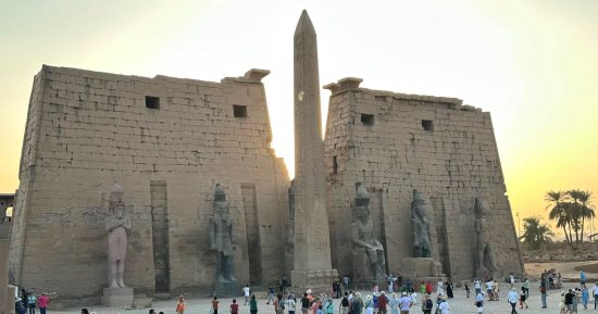 شاهد على عظمة الفراعنة.. تماثيل الملك رمسيس ومقصوراته تجذب أنظار زوار معبد الأقصر