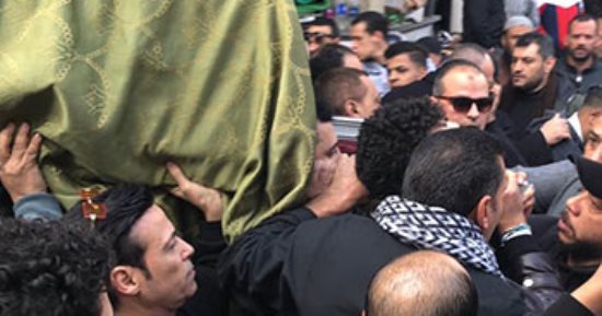 سعد الصغير يحمل نعش والدة رضا البحراوي إلى مثواها الأخير.. صور