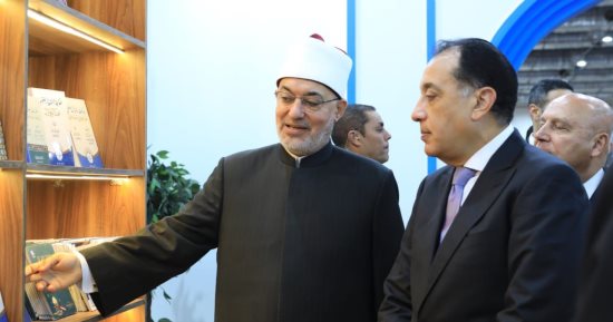 رئيس مجلس الوزراء يتفقد جناح دار الإفتاء بمعرض القاهرة الدولى للكتاب