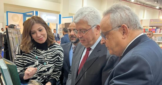 وزيرا الثقافة والتعليم العالى يتفقدان جناح مكتبة الإسكندرية فى معرض القاهرة الدولى للكتاب