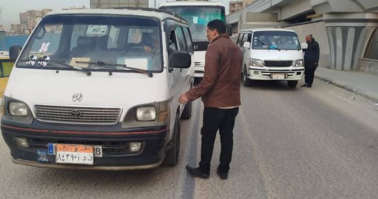 بعناصر متخفية بين الركاب.. حملات مفاجئة بالجيزة تضرب مخالفات سيارات السرفيس