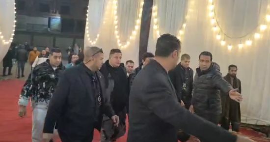 حمو بيكا يقدم واجب العزاء فى والدة رضا البحراوى بمسقط رأسه في الغربية.. فيديو