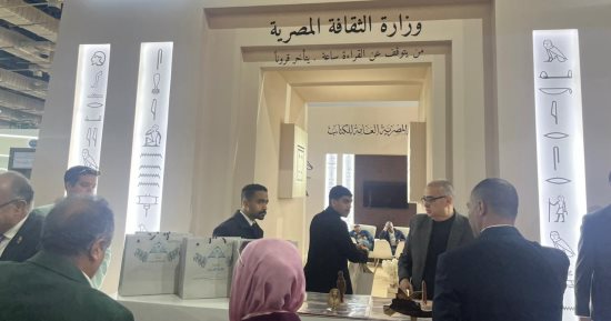 قاعات العرض تتزين قبل افتتاح معرض القاهرة للكتاب أمام الجمهور.. صور