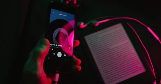 سبوتيفاى تختبر ميزة تتيح قريبًا مزامنة الكتب الصوتية مع الكتب الورقية