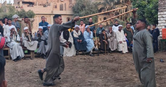 حلقات التحطيب لعبة الرجال تبهج القلوب في ليالي مولد قرية العشي بالأقصر.. صور