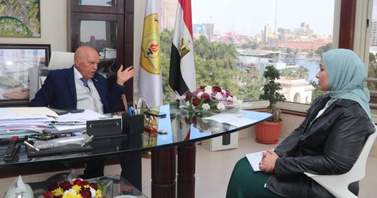 نقيب المعلمين فى حوار لليوم السابع: التعاقد بالحصة مسكن مؤقت للعجز فى أعداد المدرسين بالمدارس.. خلف الزناتى يطالب بتنفيذ التوجيه الرئاسى بتعيين 30 ألفا سنويا.. ويؤكد: صرفنا 5.2 مليار جنيه معاشات خلال 12 عاما