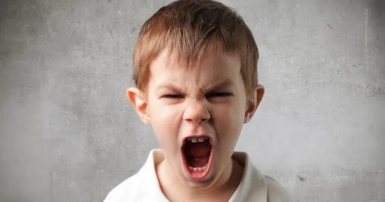 افحصه الأول.. مشكلات صحية قد تكون وراء سلوكيات طفلك العنيفة