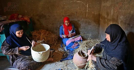 «سيدة الخوص» قصة السمار العاصى ولعنة ملوحة التربة بسبب التغيرات المناخية.. أنامل نساء الدلتا تواجه حكاية صراع بين نعومة الأم وقسوة الأرض في أكل العيش.. وخارطة طريق لإنقاذ "صانعات الجمال"