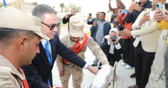 محافظ البحر الأحمر يضع إكليلًا من الزهور على النصب التذكارى بالغردقة.. صور وفيديو