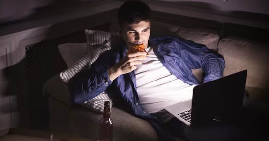 بتسهر ولا بتنام بدرى.. ما تأثير نمط حياتك على صحتك وعضلاتك